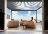 Pergola w niewielkim, miejskim ogródku? Postaw na MB-OPENSKY 120 od Aluprof