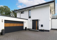 Jak bramy garażowe wpływają na estetykę domu? Siła tkwi w detalach